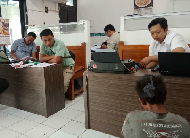 Pria Asal Blitar Diamankan Polisi dan Warga saat Mencuri Besi Pagar Bong Cina