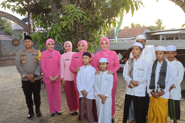 Jumat Berkah, Bhayangkari Daerah Jawa Timur Gelar Baksos di Ponpes Raudlatul Jannah Probolinggo