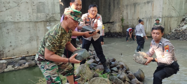 Sinergitas TNI – Polri Peduli Lingkungan Bersihkan Aliran Sungai Bersama Warga