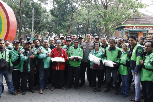Kapolres Jombang Ajak Patuhi Peraturan Lalulintas bersama Komunitas Ojol 