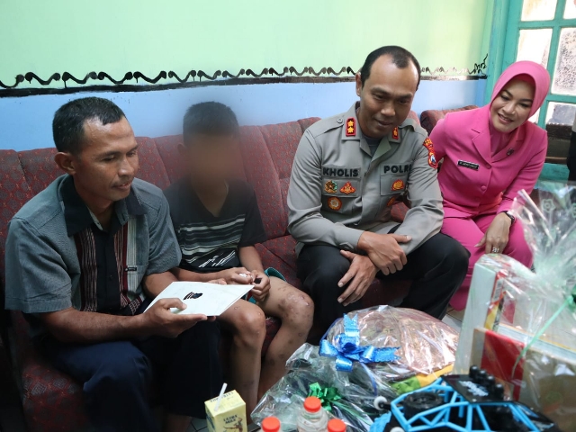 Kapolres Malang Beri Bantuan dan Pendampingan Psikologis Kepada Korban Kekerasan Anak