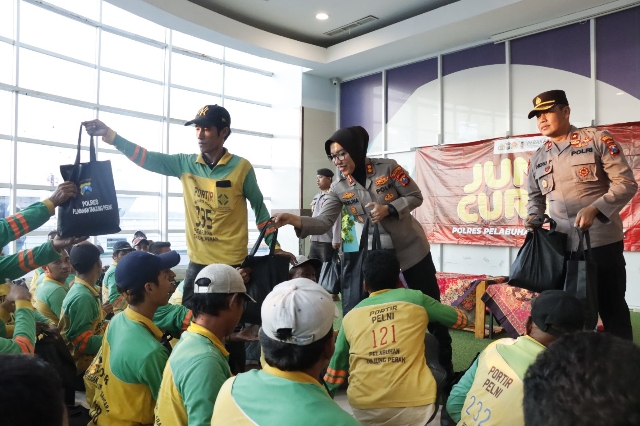 Polres Pelabuhan Tanjung Perak Berbagi Sembako ke Ratusan Portir Dalam Menyambut HUT Bhayangkara ke-77