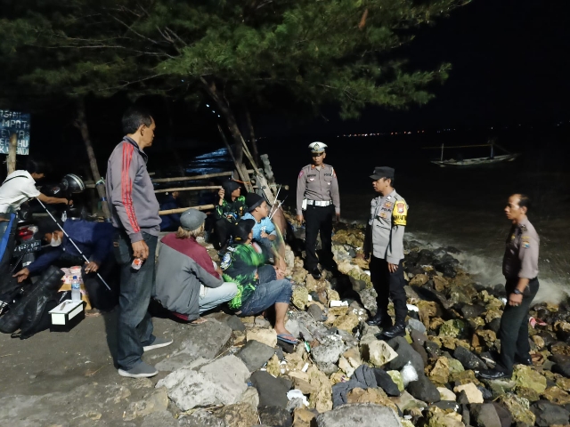 Polres Tanjungperak Patroli Dialogis, Sampaikan Himbauan Waspada Banjir Rob Dampak Fenomena Perigee