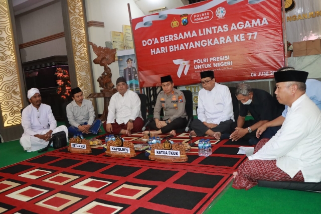 Polres Nganjuk Melaksanakan Gelar Doa Bersama Lintas Agama dalam Menyambut HUT Bhayangkara Ke-77