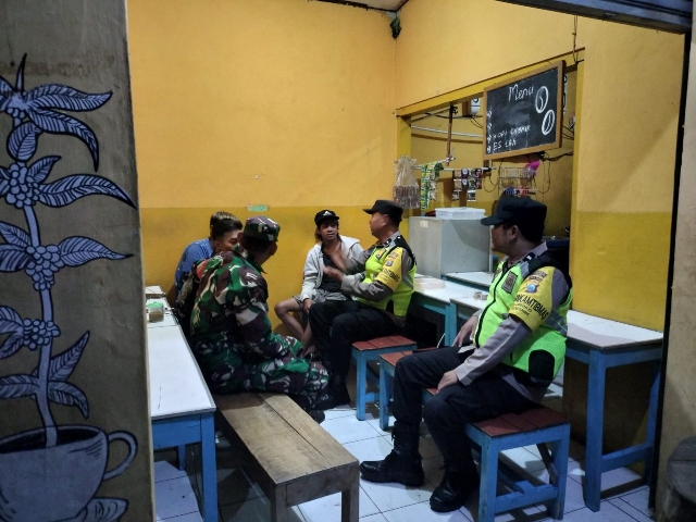 Polisi RW Bersama TNI Ngrambe Jaga Kamtibmas Ngawi dengan Kompak