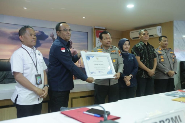 Penghargaan dari BP2MI Atas Prestasi Ungkap TPPO diraih Polda Jatim