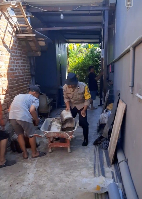Kegiatan Bakti Bedah Rumah Bersama Warga dan Bhabinkamtibmas Polsek Nganjuk Kota