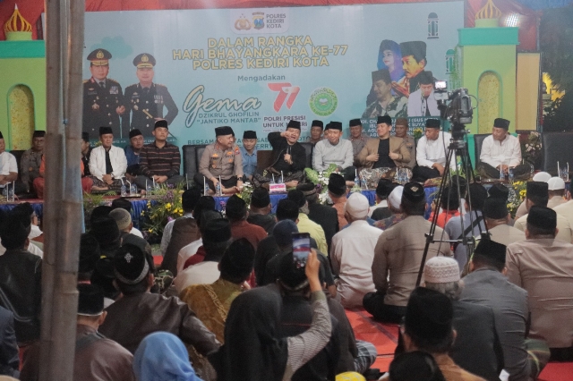 Polres Kediri Kota Gelar Dzikrul Ghofilin Bersama Ribuan Jama’ah saat Menjelang HUT Bhayangkara Ke-77