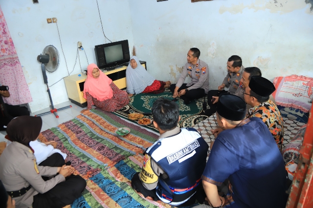 Dengar Keluhan Warga di Desa Suci, Polres Gresik Lakukan Door to Door