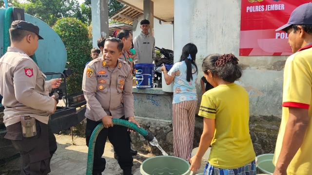 Polres Jember Salurkan Bantuan Air Bersih Untuk Warga dalam Menindaklanjuti Jumat Curhat