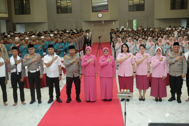 Kapolda Jatim Didampingi Ketua PD Bhayangkari Buka Festival Sholawat dan Hadrah dalam Menyambut HUT Bhayangkara ke-77