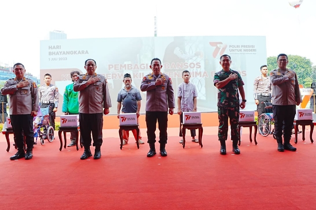 Kapolri Ingin Polri Selalu Bersama Masyarakat saat Menggelar Baksos dalam Rangka HUT Bhayangkara ke-77
