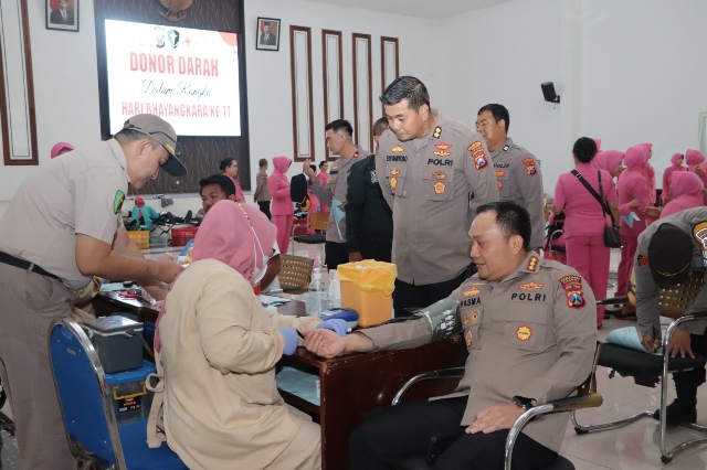Dalam Rangka HUT Bhayangkara Ke – 77, Bhayangkari Polrestabes Surabaya Meramaikan Kegiatan Donor Darah