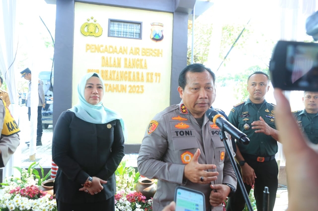 Kapolda Jatim Salurkan Bantuan Air Bersih dan Bedah Rumah dalam Menyambut HUT Bhayangkara ke-77