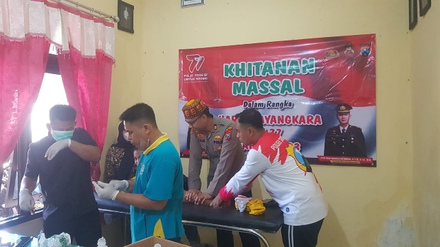 Polres Sampang Gelar Khitanan Massal dalam Menyambut HUT Bhayangkara ke-77