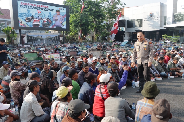Kapolrestabes Surabaya Sarapan Bareng Abang Becak, ASN dan PHL dalam Menjalin Kebersamaan