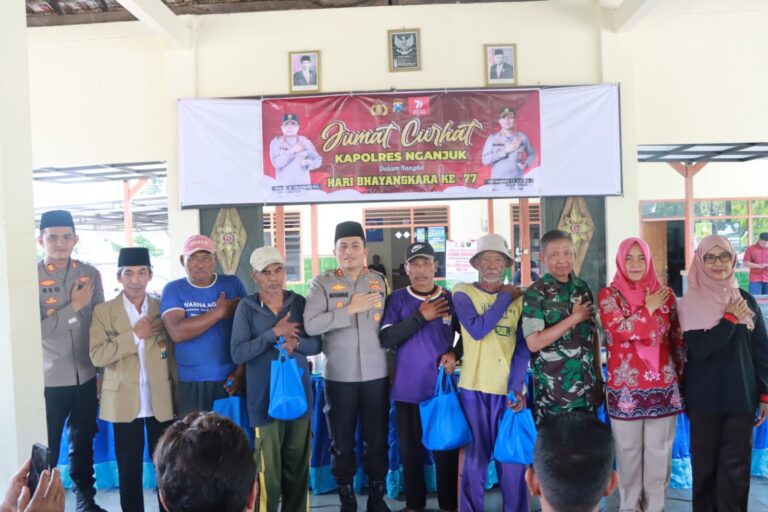 Polres Nganjuk Bagikan Puluhan Paket Sembako saat Giat Jum’at Curhat