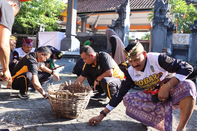 Bakti Religi HUT Bhayangkara ke-77 Polresta Banyuwangi Bersihkan Rumah Ibadah di Bumi Blambangan