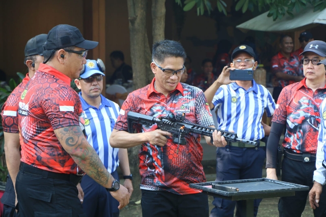 Dalam Menyambut HUT Bhayangkara ke-77, Waka Polda Jatim Membuka Lomba Menembak Kapolda Cup 2023
