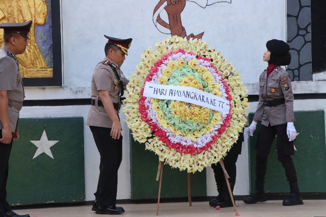 Polres Nganjuk Ziarah ke TMP dalam Memperingati HUT Bhayangkara ke-77