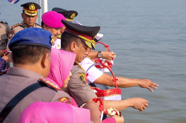 Wakapolda Jatim Pimpin Tabur Bunga di Laut Jawa dalam Memperingati HUT Bhayangkara ke-77