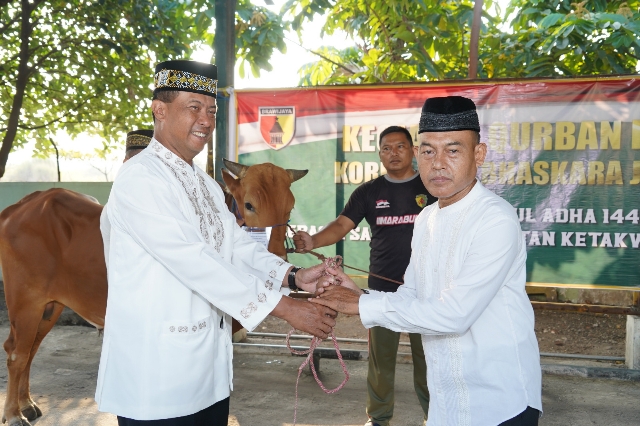 Danrem 084/Bhaskara Jaya Serahkan Hewan Qurban kepada Panitia Qurban Bintalrem 084/Bhaskara Jaya saat Idul Adha 1444 H