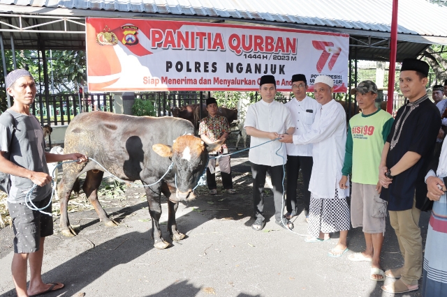 Polres Nganjuk Gelar Sholat Idul Adha 1444 H/ 2023 M dan Bagikan Daging Kurban