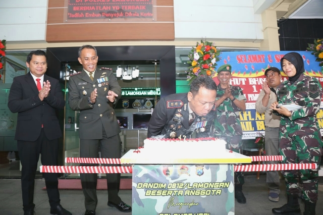 Tumpeng Surprise di HUT Bhayangkara ke-77, Bukti Kebersamaan Dandim 0812 dan Kapolres Lamongan