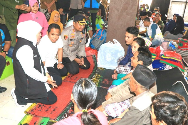 Khofifah Tinjau Posko Korban Banjir Lahar Dingin dan Longsor Lumajang, Apa yang Dilakukan?