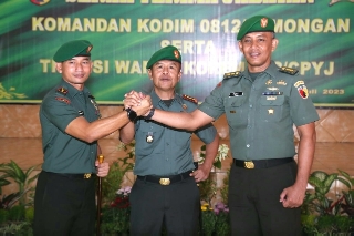 Danrem 082/CPYJ Pimpin Sertijab Dandim 0812, Letkol Arm Ketut Wira Purbawan S.IP, M.Han Gantikan Letkol Kav Endi Suswanto Yusuf