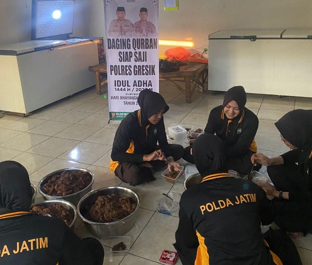 Masak Daging Kurban Siap Saji Dibagikan ke Ponpes bersama Puluhan Polwan Polres Gresik