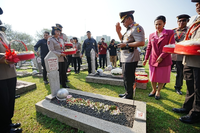 Kapolri dan Jajaran Ziarah ke TMP Kalibata menjelang HUT Bhayangkara ke-77