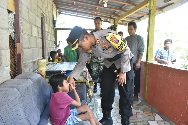 Polres Situbondo Salurkan Bantuan Untuk Warga Penderita Lumpuh dalam Polri Peduli