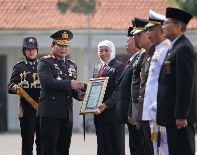 Kapolda Jatim Beri Penghargaan Tan Hana Dharma Mangrwa Kepada Forkopimda Jawa Timur Saat Peringatan HUT Bhayangkara ke-77