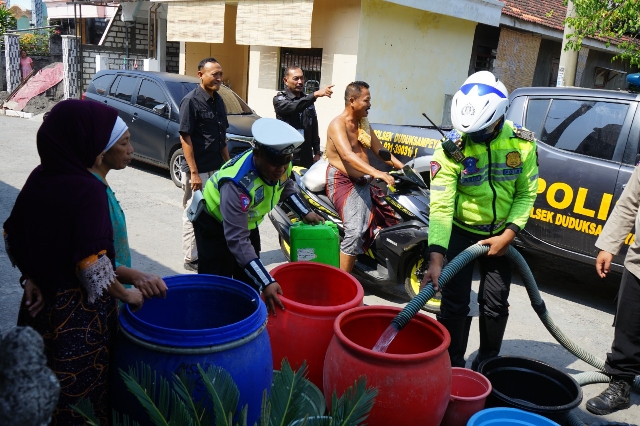 Bantuan Puluhan Ribu Liter Air Bersih Untuk Warga Setrohadi diberikan Langsung oleh Polres Gresik