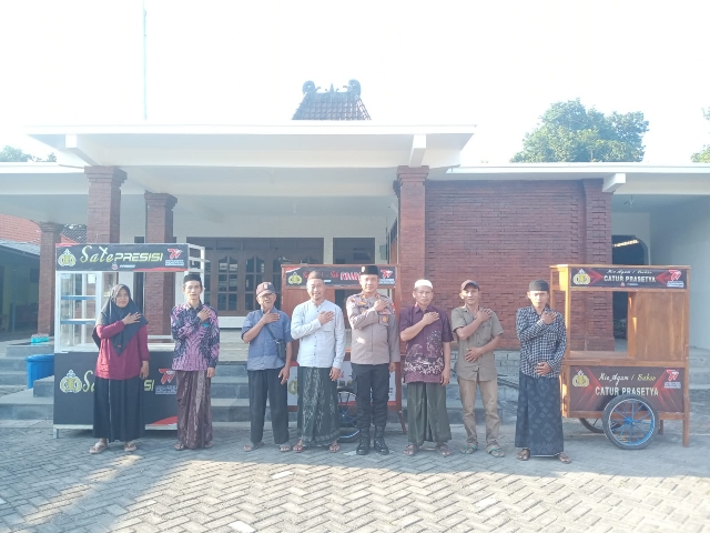 Polres Lamongan Berikan Bantuan Gerobak UMKM ke Pedagang Kecil di HUT Bhayangkara ke-77