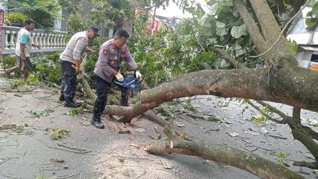 Akses Jalan di Kandat Kediri Kembali Normal saat Polisi Cepat dan Tanggap Menangani Laporan Masyarakat