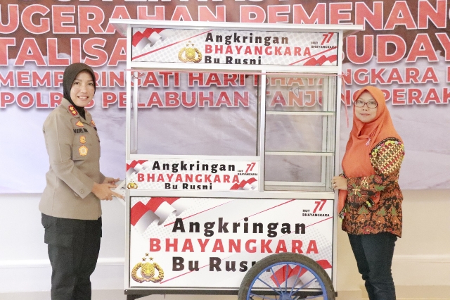 Salurkan Bantuan Gerobak Angkringan Bhayangkara ke Pelaku UMKM Dilakukan oleh Polres Pelabuhan Tanjung Perak