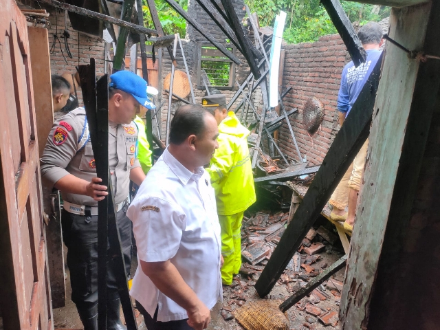 Salut, Polisi dan TNI Bersama Warga Gercep Tangani Rumah Yang Ambruk Akibat Hujan Deras di Trenggalek