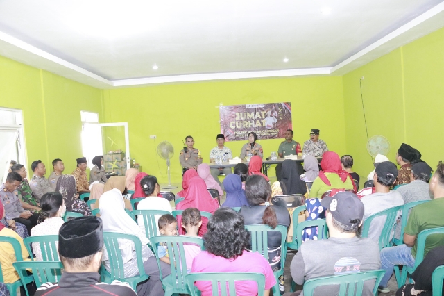 Kapolres Pelabuhan Tanjung Perak Ganyeng Bersama Anak-Anak Pabean Cantikan saat Giat Jumat Curhat