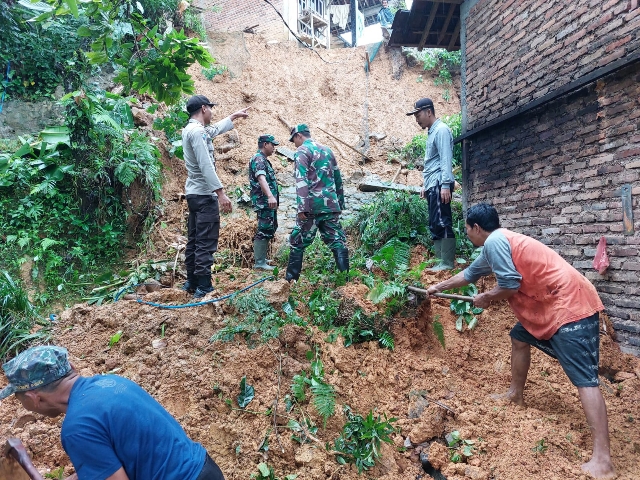 Gotong Royong Bersihkan Material Tanah Longsor menunjukkan Kekompakkan TNI-Polri bersama Warga di Trenggalek