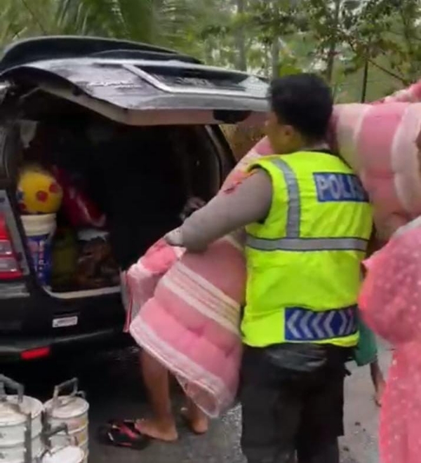 Bencana Banjir Lahar Dingin Gunung Semeru, Polres Lumajang Menerjunkan Personel untuk Membantu Mengevakuasi Korban