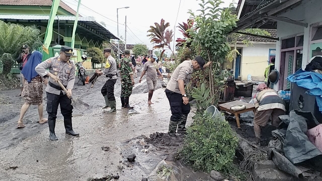 Bantu Bersihkan Rumah Warga Terdampak Banjir di Desa Nguter Salah Satu Bentuk Sinergitas Polres Lumajang bersama TNI