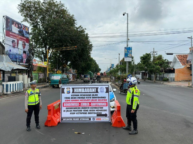 Polres Situbondo Alihkan Kendaraan Menuju Banyuwangi Lewat Jalur Selatan dalam Membantu Kepadatan di Pelabuhan Ketapang