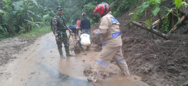 Polisi dan TNI Bersama Warga Bergotong-Royong Bersihkan Tebing Longsor di Banyuwangi