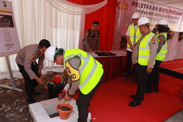 Pembangunan Asrama Polwan Sawitri Kapolda Jatim Memimpin langsung Dalam Upacara Peletakan Batu Pertama