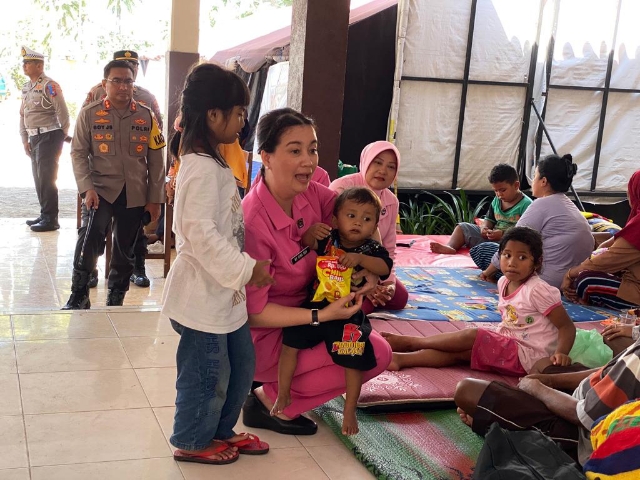 Salurkan Bantuan Untuk Korban Banjir Semeru bersama Polres Lumajang dan Bhayangkari