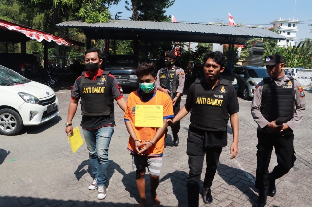 Tiga Tersangka Begal Bersajam di Citraland Surabaya berhasil Diamankan Polisi