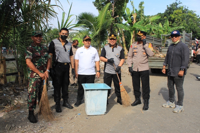 3 Pilar Kompak Bersih-Bersih bantaran Sungai Kalimas di Alun-alun Contong Surabaya