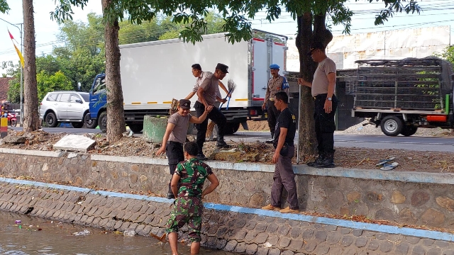 Polres Nganjuk Bersihkan Sampah Bersama TNI, Masyarakat, Millenial dan Gen Z